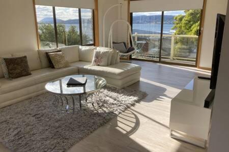 Spacious Modern Home Outstanding Views Sleeps 9 霍巴特 外观 照片