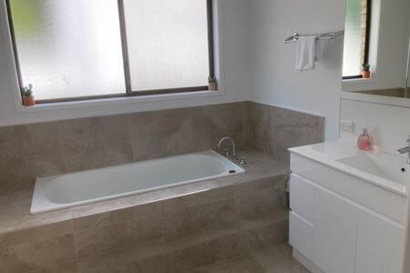 Spacious Modern Home Outstanding Views Sleeps 9 霍巴特 外观 照片